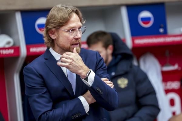 РФС разрешил Карпину совмещать посты до возвращения сборной России на турниры